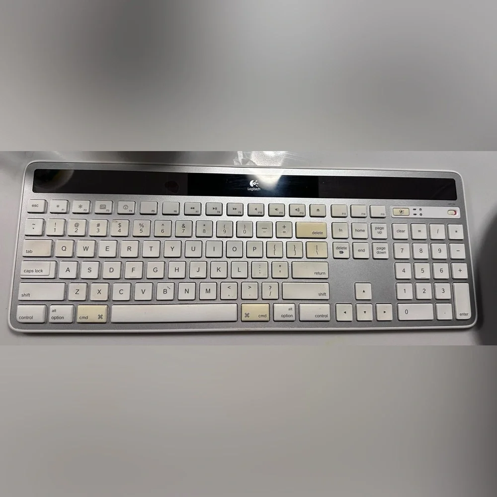 Logitech K750 Wireless Keyboard for Mac OS - Solar Powered Silver w USB Receiver